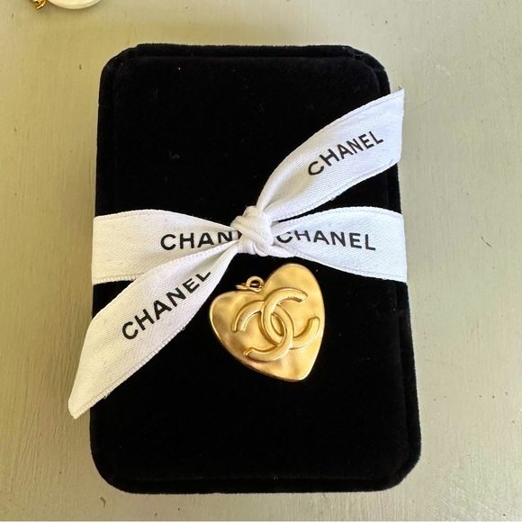 CHANEL Gold Heart Zipper Pull - Picture 1 of 4